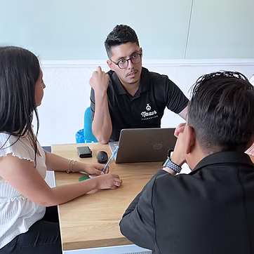 Profesional revisando documentación tributaria